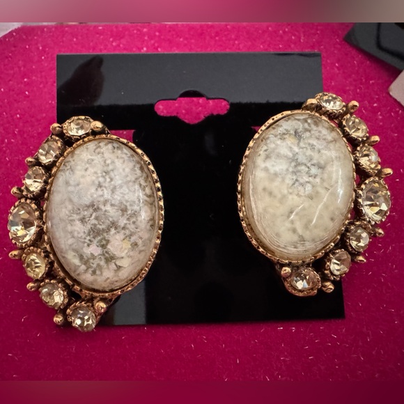 Vintage Elegant Gold and light green Stone Earrings